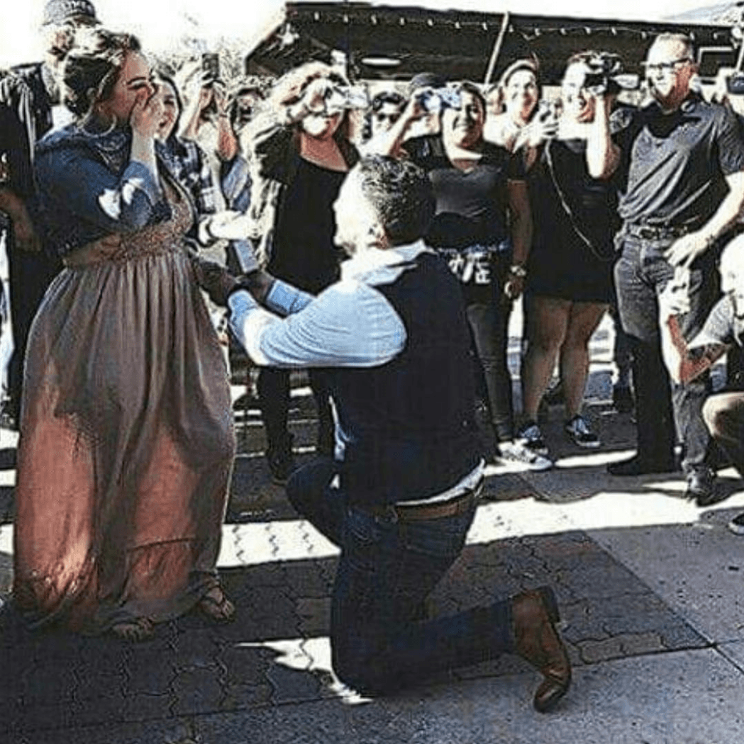 Finalmente, los seguidores de 
<b>Chiquis Rivera</b> y 
<b>Lorenzo Méndez, </b>pudieron disfrutar el momento exacto cuando el cantante le pidió a la hija de
<b> Jenni Rivera</b> que se casara con él.