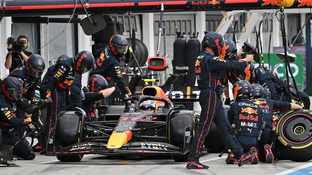 El neerlandés 
<b>Max Verstappen</b> (Red Bull) reforzó este domingo su ventaja al frente del Mundial de Fórmula Uno al ganar el 
<b>Gran Premio de Hungría</b>, el decimotercero del campeonato, que se disputó este domingo en el Hungaroring, mientras que su compañero, el mexicano 
<b>Sergio 'Checo' Pérez</b>, terminó en el quinto lugar.