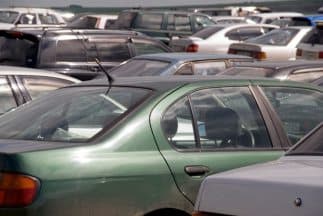 Mujer abandonó a su hijo dentro del auto bajo intenso sol