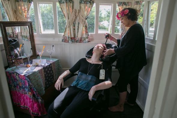 Los salones de belleza y peluquería podrán reanudar operaciones. 
<br>