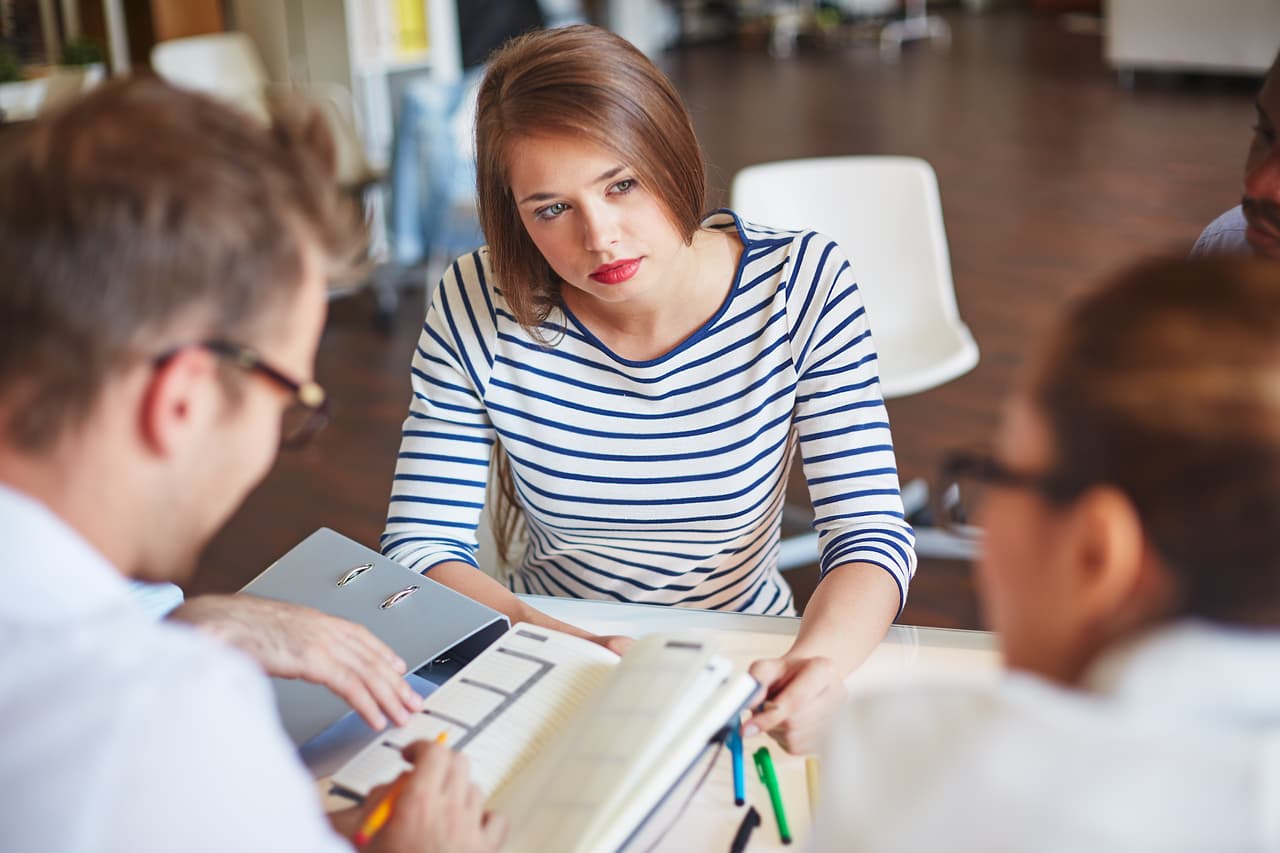 1. Reúnete con sus maestros. En cuanto comience el ciclo escolar, conoce a sus profesores y dile que deseas que tu hijo aprenda. El trabajo en equipo entre ustedes dará como resultado la colaboración en pro de la educación de tu pequeño.