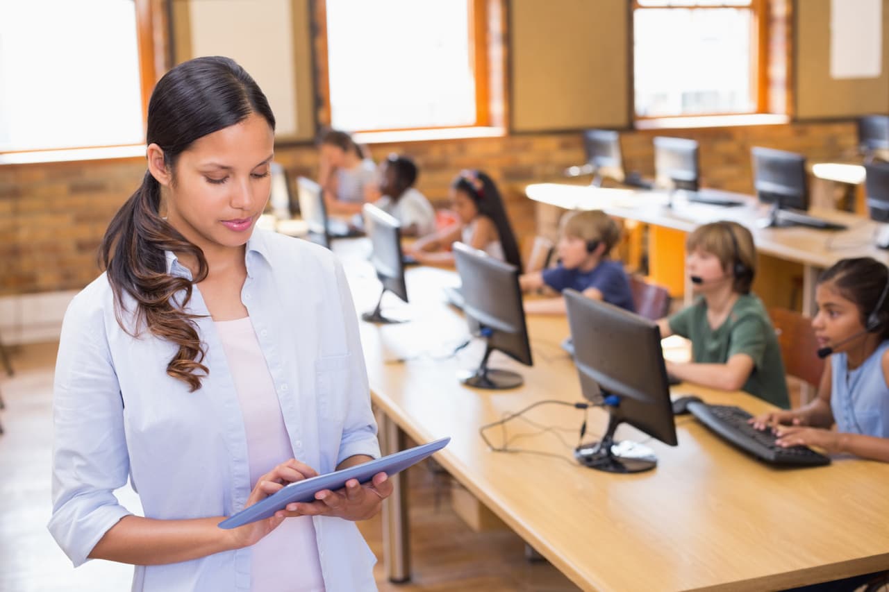 10. Infórmate sobre lo que ofrece la escuela. Conoce con qué programas cuenta el instituto, además de sus actividades extracurriculares para saber la oferta académica y elegir algo que pueda ayudar y motivar a tu hijo.