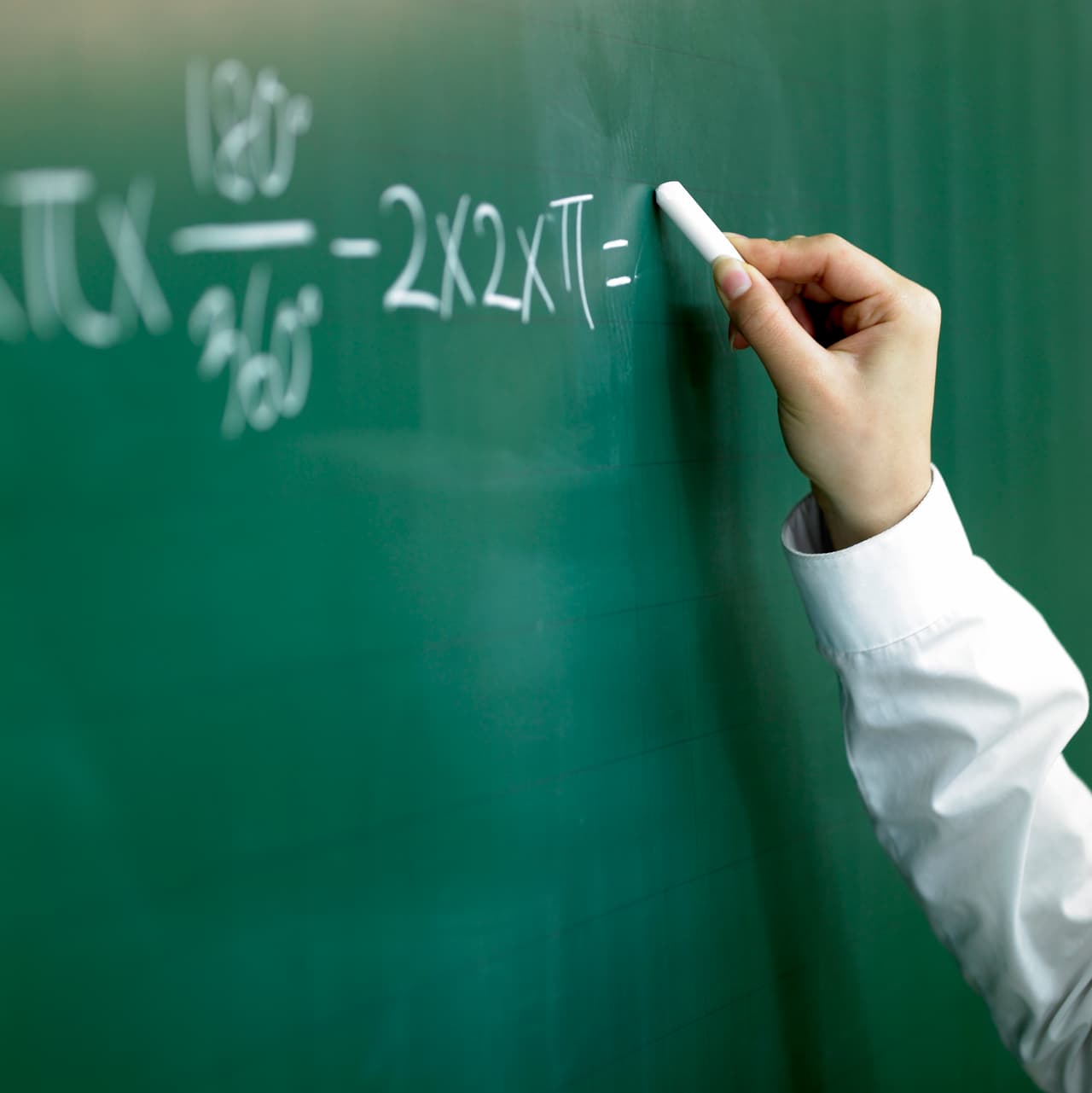 2. Aprende quién es quién en la escuela. Al saber qué cargo ocupa el personal del instituto de tu hijo, sabrás con quién acudir en caso de algún problema o querer información.