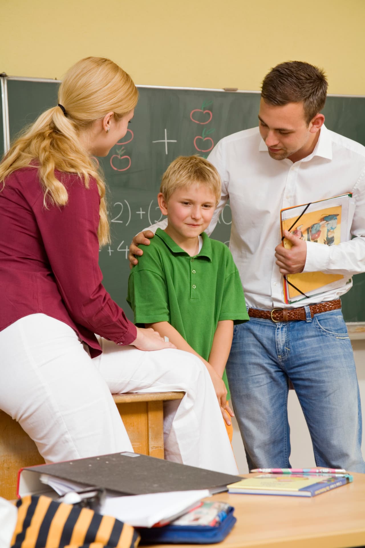 5. El curso y el niño. Nunca dudes en preguntar a los profesores cómo va el aprendizaje del menor a comparación del resto; eso resaltará zonas en donde tal vez se le deba prestar más atención.