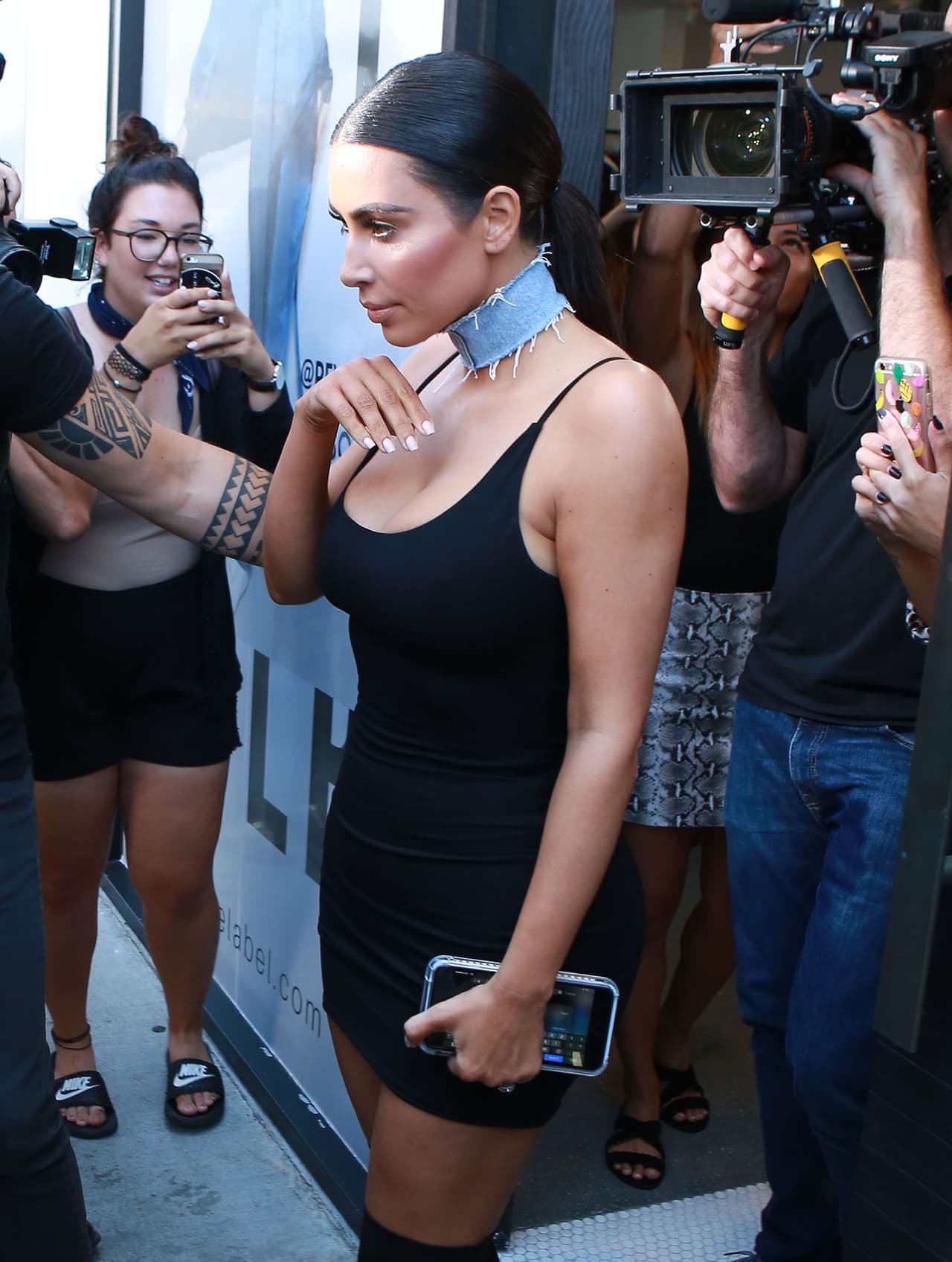 Orgullosa y presumida, rodeada de cámaras y fans sacándole fotos.