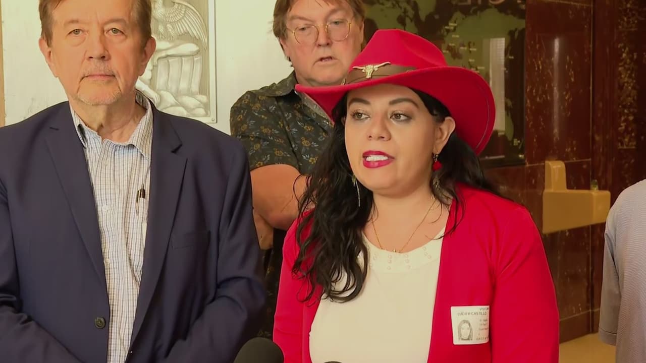 Activistas cuestionan al alcalde de Houston y buscan modificar la política de cooperación de la policía con ICE