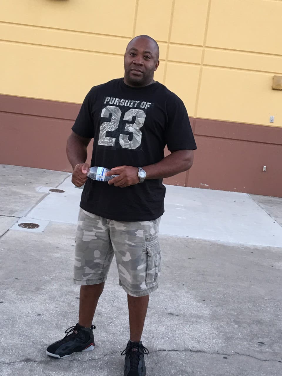 Joseph Louis Davis, de 48 años, tenía dos novias al mismo tiempo y a con una de ellas se comprometió usando el anillo de la otra que guardaba de un matrimonio pasado.
<br>