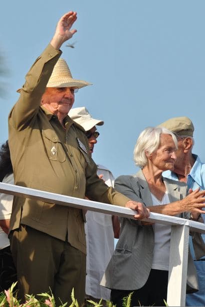 "Los flojos (los cobardes) respeten, los bravos adelante", "Viva la revolución de los humildes, por los humildes y para los humildes", "Viva el Partido Comunista de Cuba", dijeron los locutores que saludaban por altavoces a los marchistas.