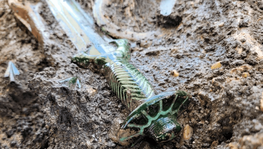 Hallan una espada de más de 3,000 años de antigüedad "que casi sigue brillando"