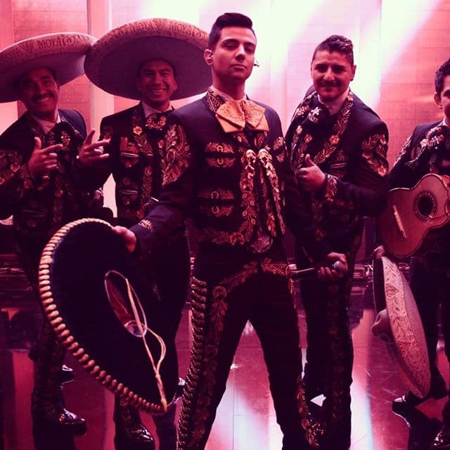 Además, Coronel recibió disco de oro por la Recording Industry Association of America por la venta de 30 mil copias en el continente americano con su primer álbum.