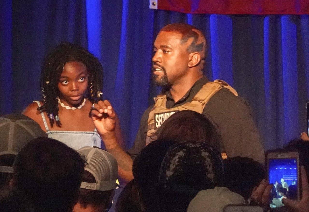 Kim Kardashian tuvo que salir a pedir compasión por su marido en Instagram y recordarle al mundo que
<b><a href="https://www.univision.com/famosos/la-razon-que-podria-estar-tras-la-decision-de-kim-kardashian-de-no-incluir-en-su-show-la-crisis-de-kanye-west-fotos" target="_blank">padece de bipolaridad. </a></b>
<br>