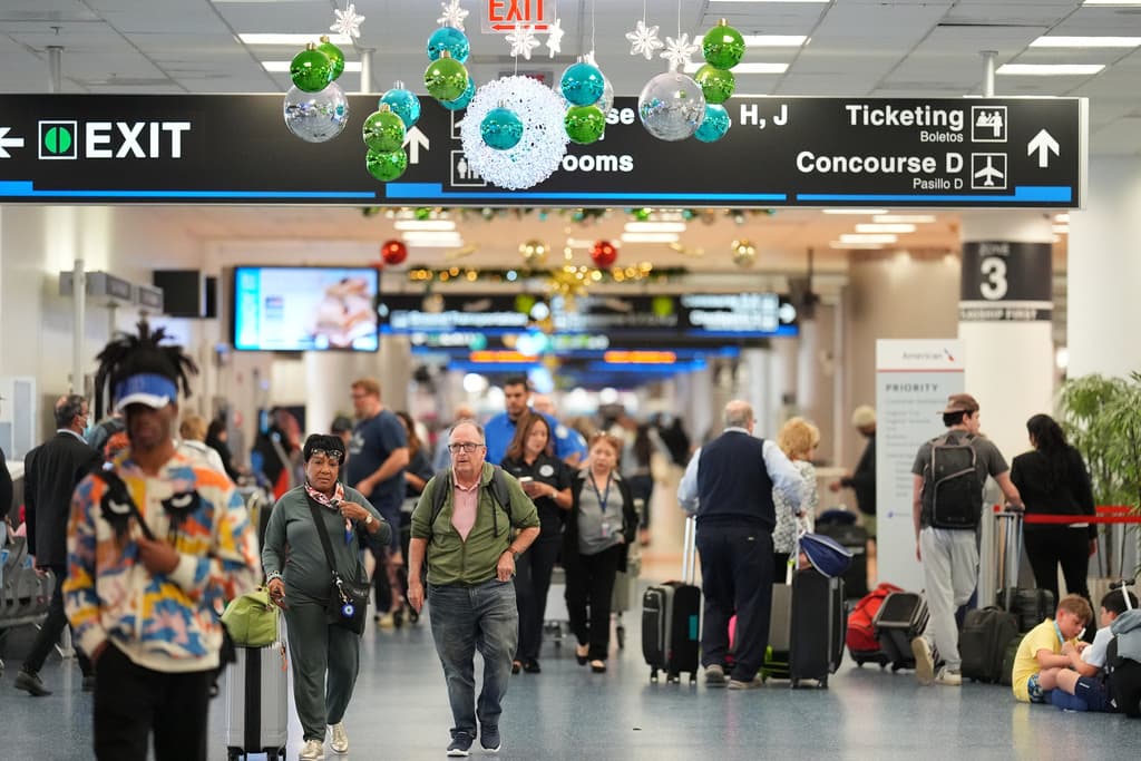 Así luce el aeropuerto de Miami durante la Navidad
