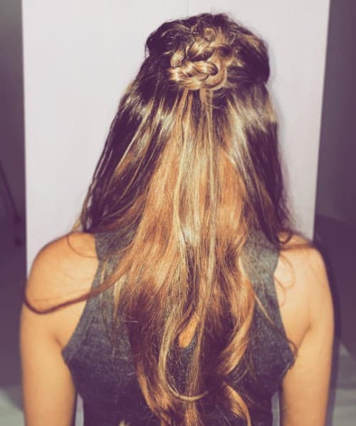 Fácil y rápido: El cabello suelto con un chongo con trenza es una apuesta muy divertida.