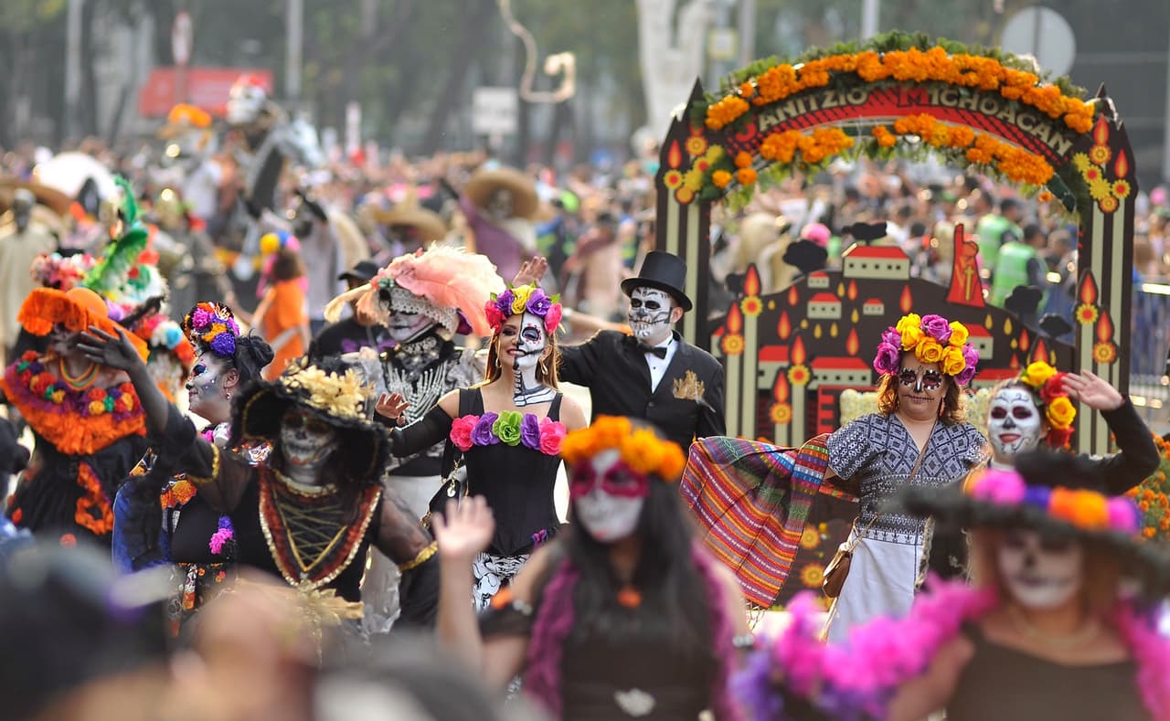 El paisaje de la capital mexicana se vistió de colores al paso del las carrozas y cientos de personas disfrazadas.