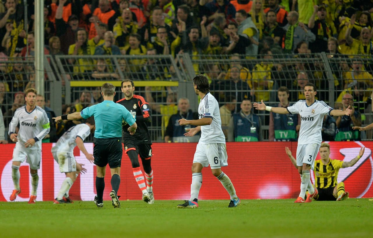 Xabi Alonso, al más puro estilo de un enemigo íntimo, provocó un penal sobre Reus. Le cargó por la espalda en el área grande y la pena máxima era innegable.