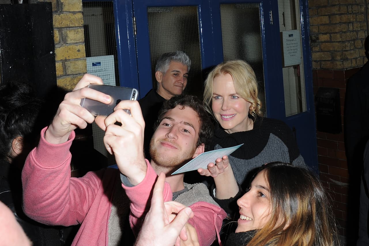 Hasta se sacó fotos con ellos.