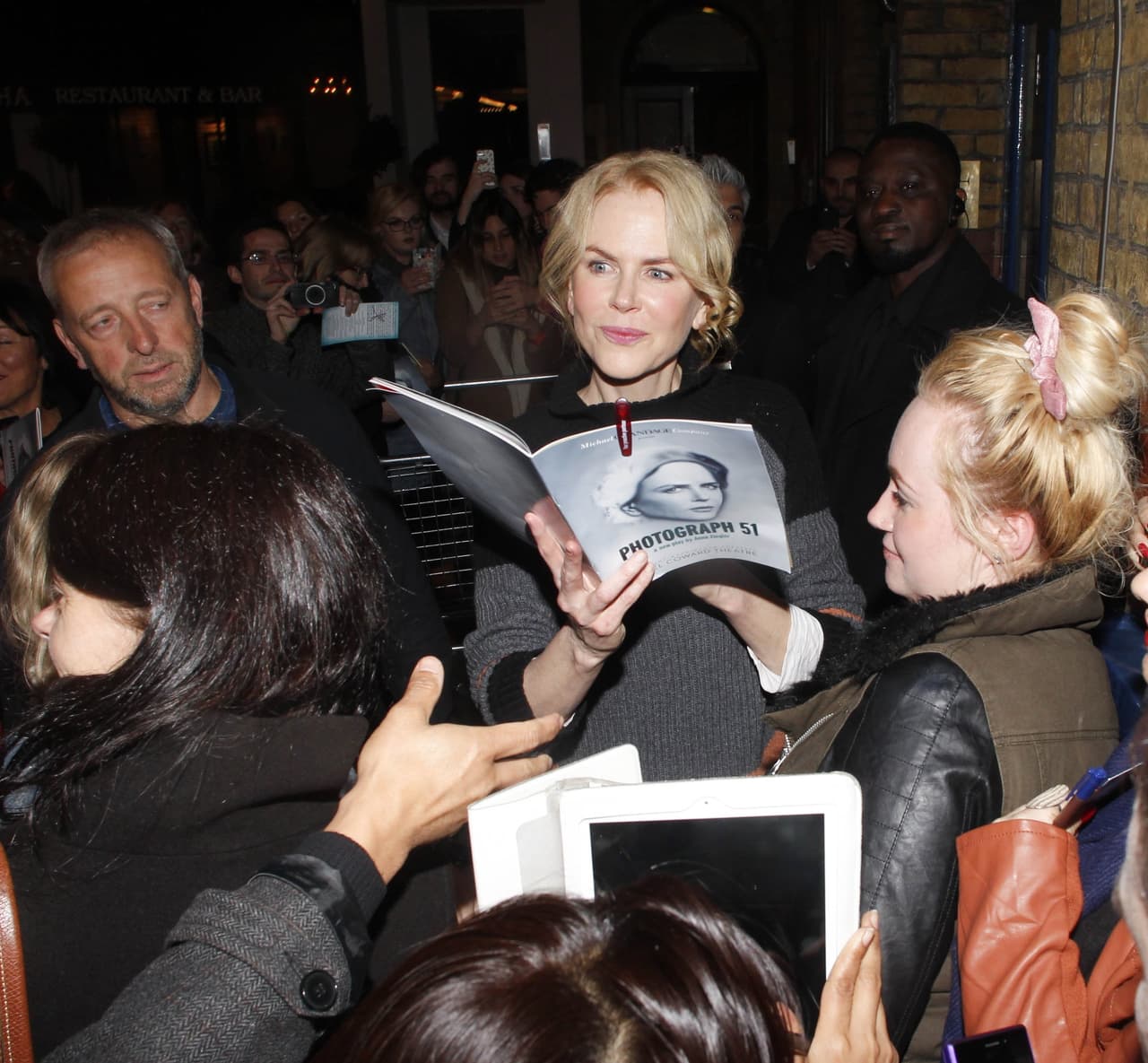 Saliendo del teatro, Nicole fue abordada de inmediato por fans.