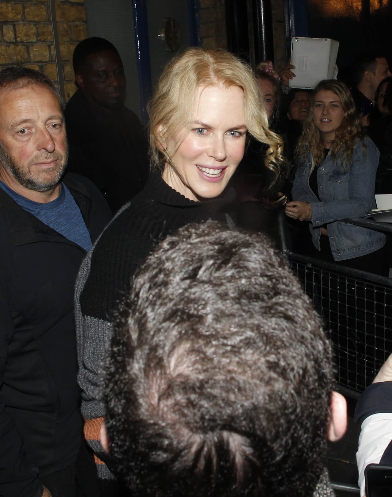 Platicó un rato con varias personas.