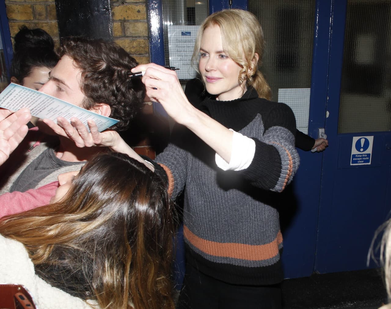 Y ella, muy paciente, ¡atendió a todos!