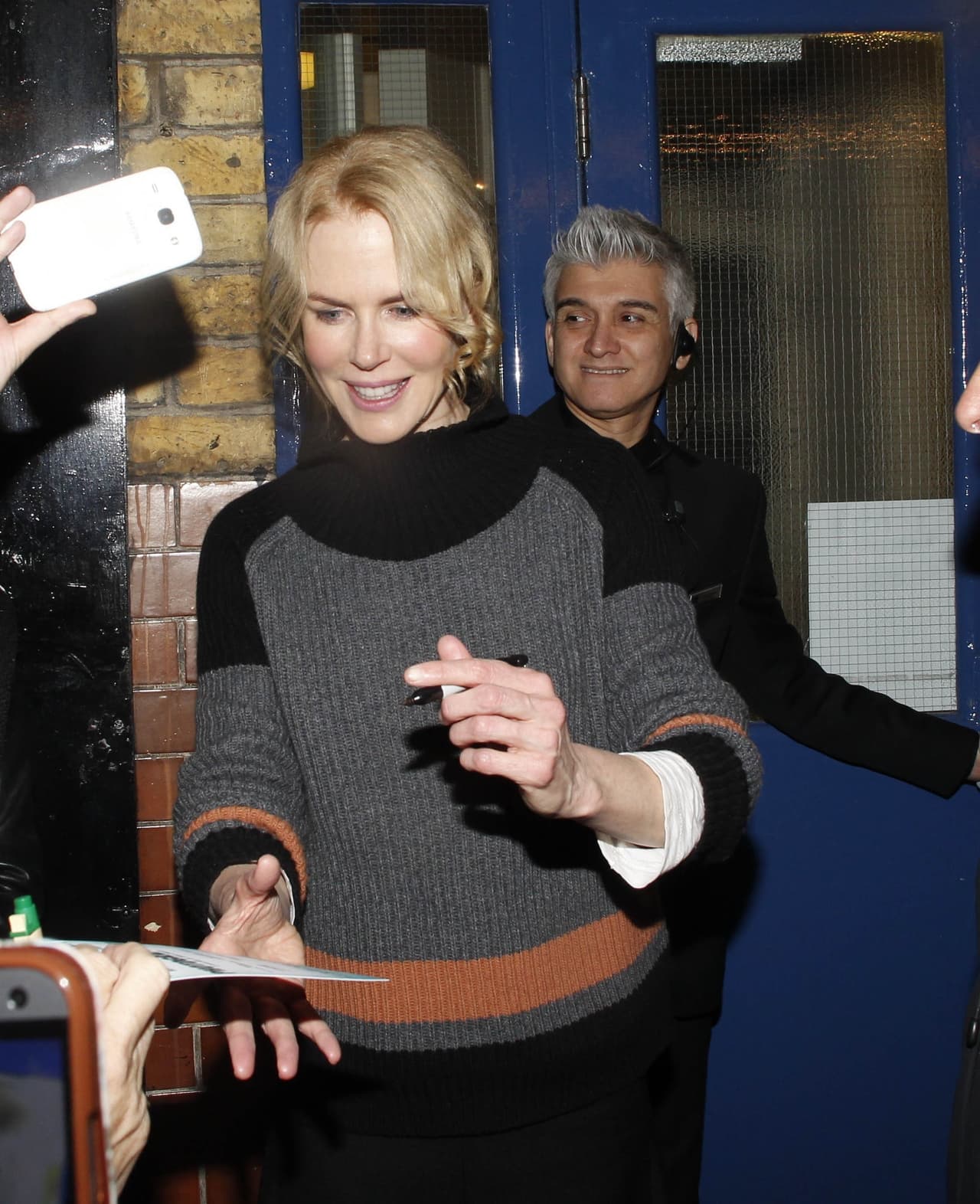 Les firmó el programa y varias fotos.