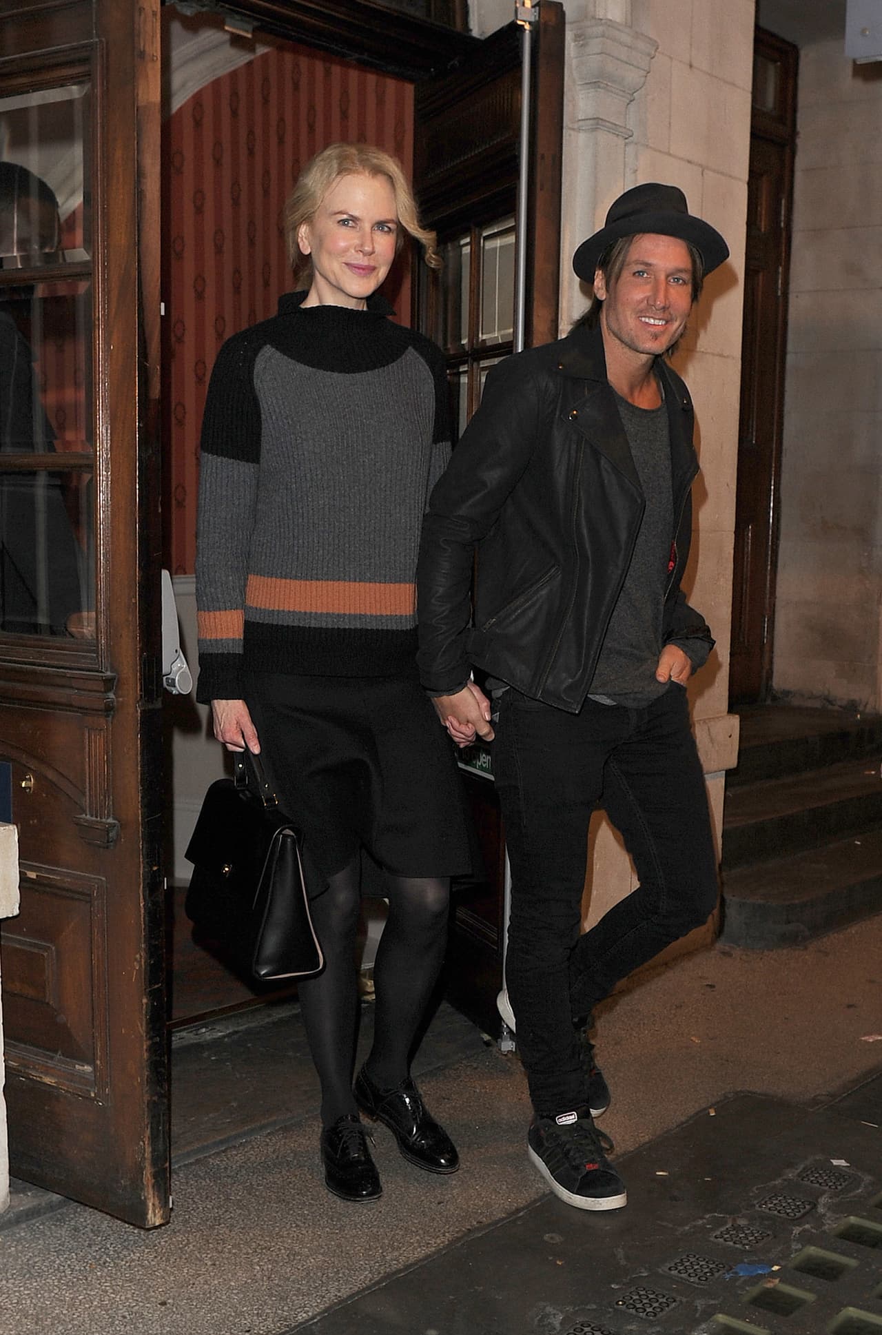 Está haciendo una obra de teatro la cual es un éxito absoluto.