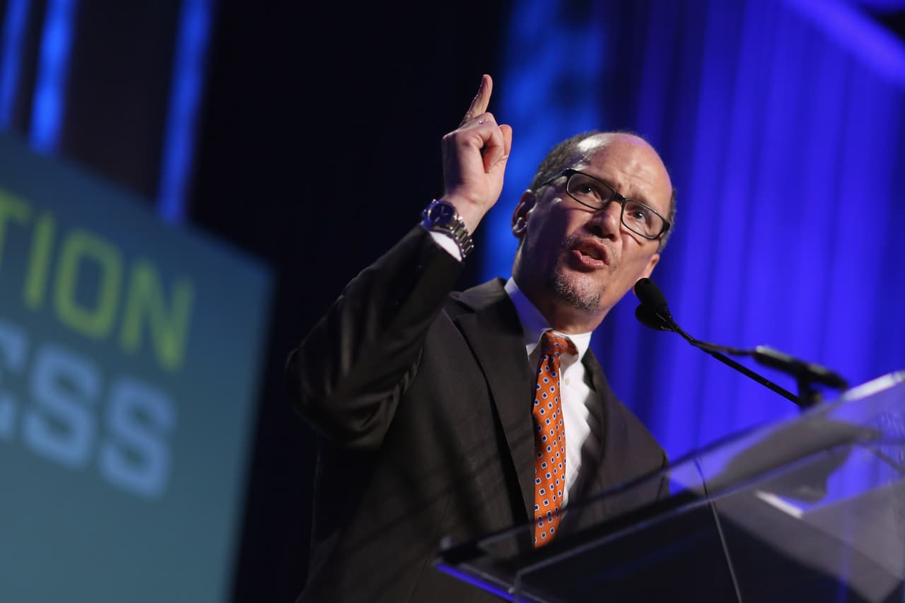 El exsecretario del Trabajo Thomas Pérez recibe el apoyo del PAC del caucus hispano para dirigir el comité demócrata