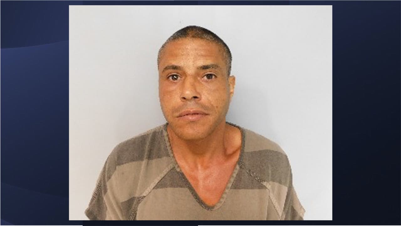 Arrestan a un hombre acusado de asesinar a un indigente en un campamento en Gainesville