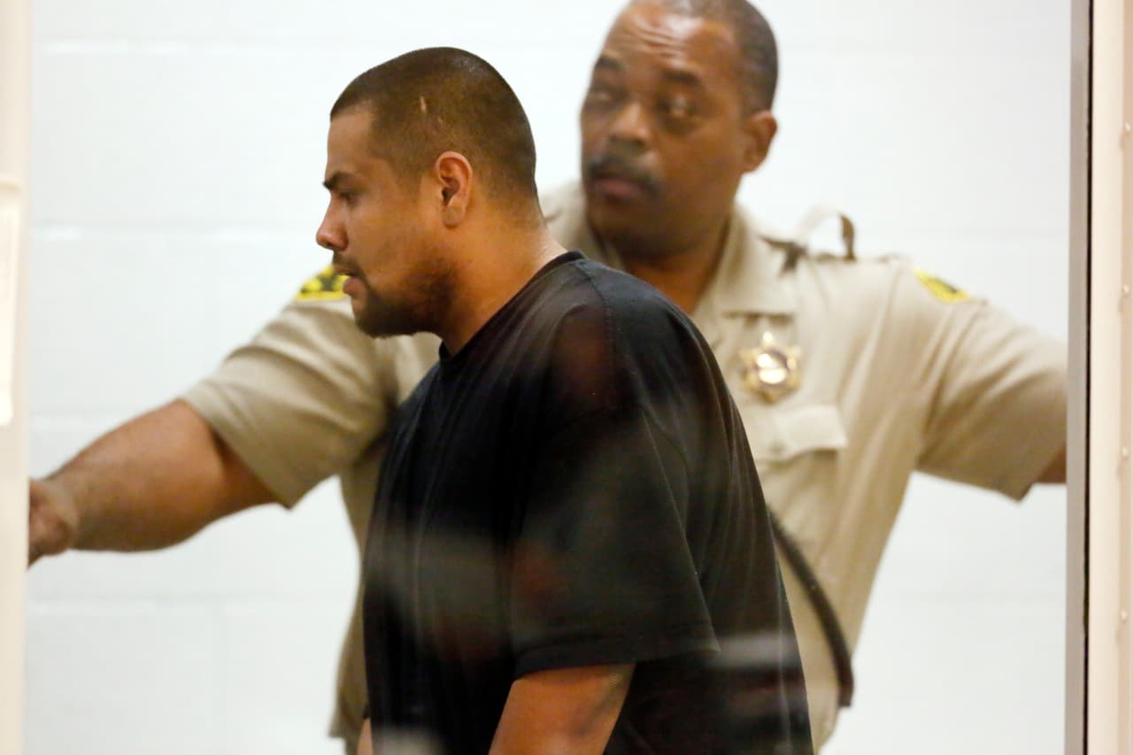 Jonathan Hatami, fiscal de distrito del caso, explicó que Isauro Aguirre “le dio un puñetazo y le siguió dando puñetazos” hasta que el pequeño perdió el conocimiento y tuvo que ser hospitalizado. Los médicos indicaron que el niño tenía muerte cerebral. Dos días después, el 24 de mayo, murió. En la imagen Isauro Aguirre en su presentación a la corte el 28 de mayo de 2013.