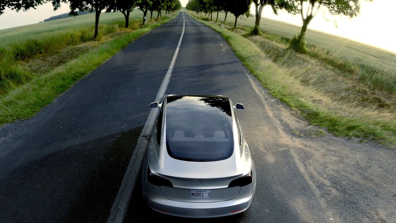 La autonomía del Tesla Model 3, certificada por la Agencia de Protección Ambiental de Estados Unidos, EPA por sus siglas en inglés, es de 310 millas por carga para los modelos con batería de alto recorrido y de 220 millas para los modelos equipados con batería regular.