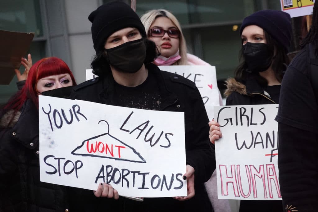 Gobernador de Arizona firma la ley que prohíbe el aborto después de las 15 semanas de embarazo