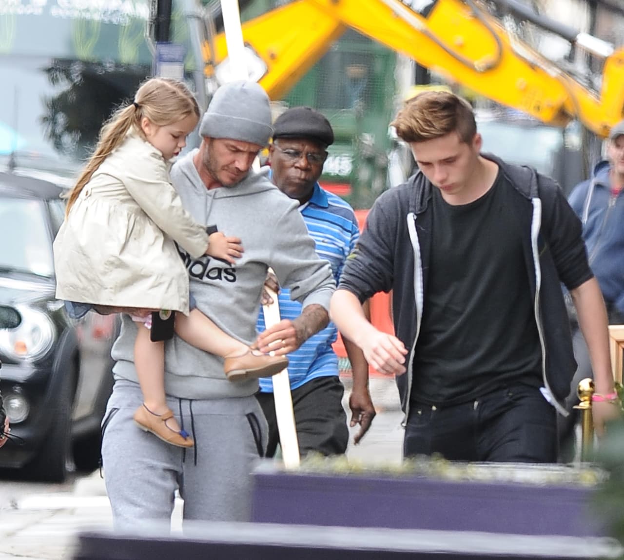 David Beckham y sus hijos compartieron una tarde juntos y fueron captados saliendo de un restaurant en Notting Hill.