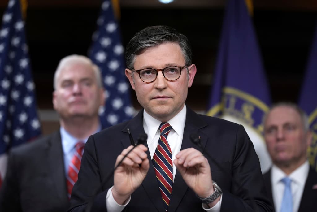 Johnson busca avanzar el plan para los 'taxes' y las deportaciones de Trump, pero hay republicanos que lo rechazan