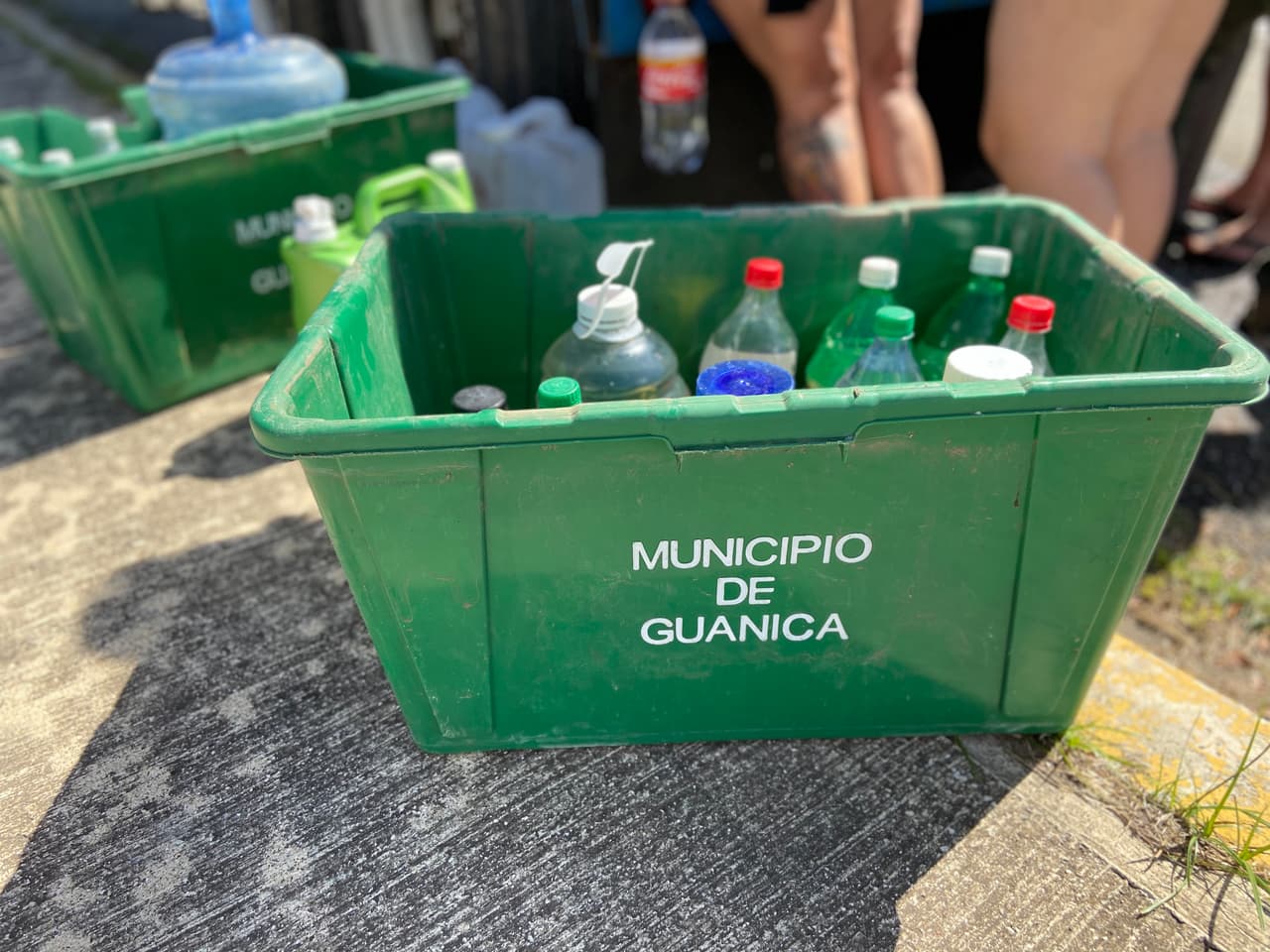 Refugiados en las afueras del Coliseo Mariano “Tito” Rodríguez en Guánica