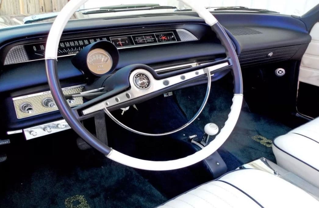 Su interior, en sintonía con la carrocería, también incluye cristales de Swarovski incrustados en los asientos y las alfombras. De hecho, estas piedras forman un ‘8’ en cada uno de los tapetes, mismo número que por muchos años Kobe Bryant utilizó en el equipo de baloncesto y con el que ganó tres de sus cinco campeonatos de la NBA.