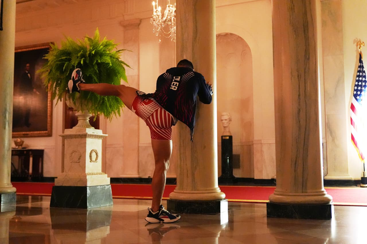 Michael Chandler se estira en la Casa Blanca antes de su combate de peso ligero contra Mauricio Ruffy.