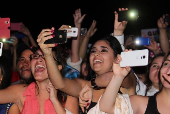 El Dasa revolucionó Phoenix con su voz y carisma, enloqueciendo a miles de fans que los esperaban ansiosas. El chulo causó furor con sus movimientos sexy y desafió seguridad para acercarse y bailar con sus consentidas.