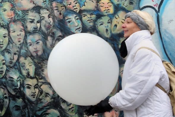 Una de las visitantes paseaba con un globo de la instalación de luz de Lichtgrenze en East Side Gallery.
