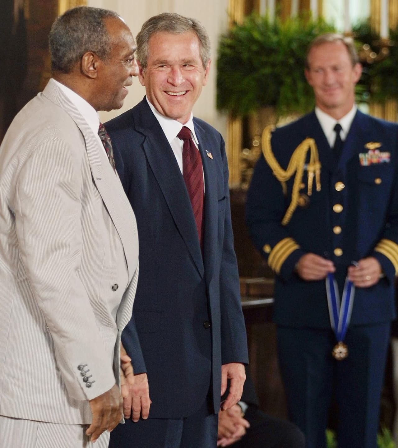 Los reportes del US Today afirman que sus miembros piden al Presidente Barack Obama retirar al comediante la Medalla Presidencial de la Libertad.