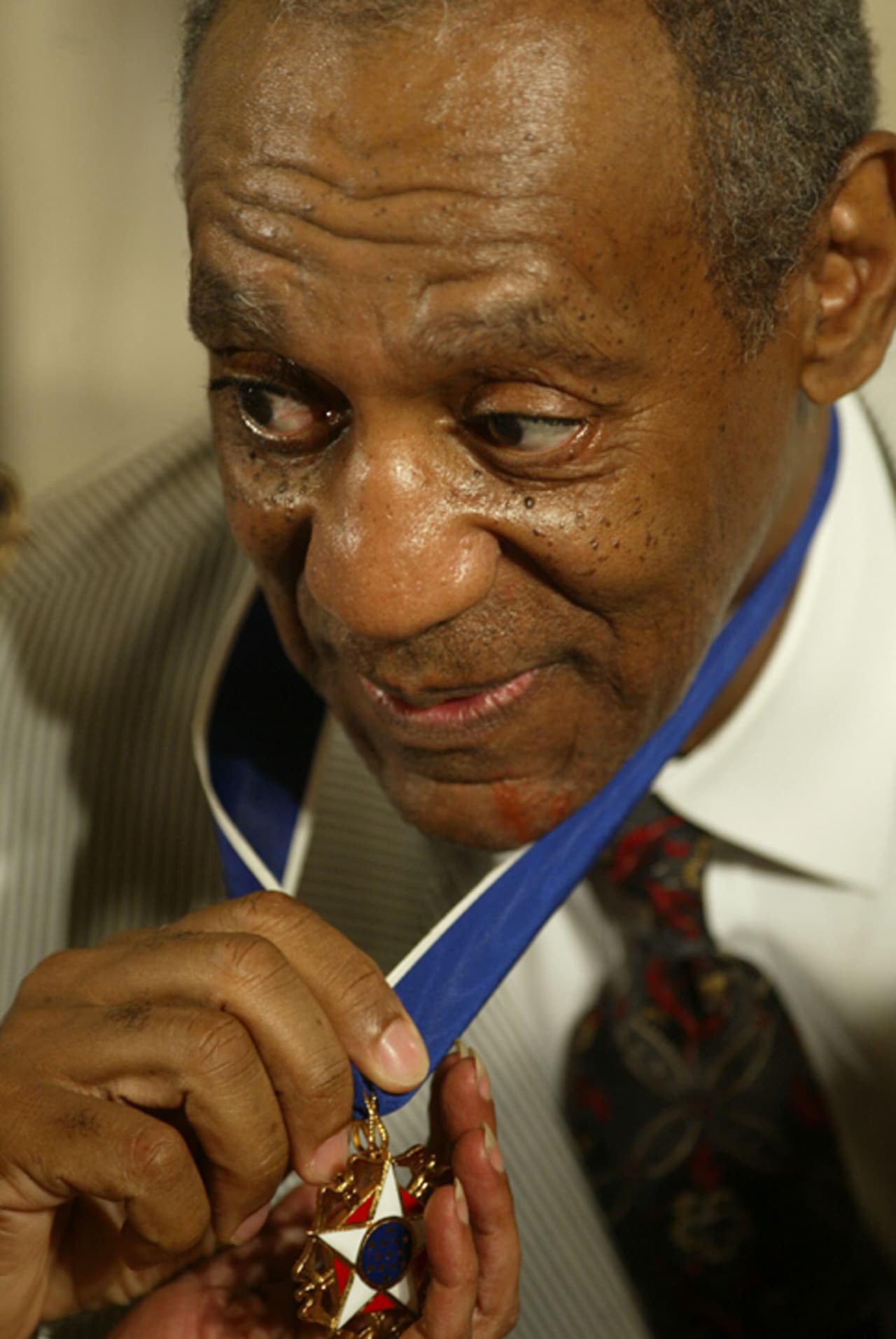 Esta vez son organizaciones contra el acoso sexual las que se dejan ir sobre él.