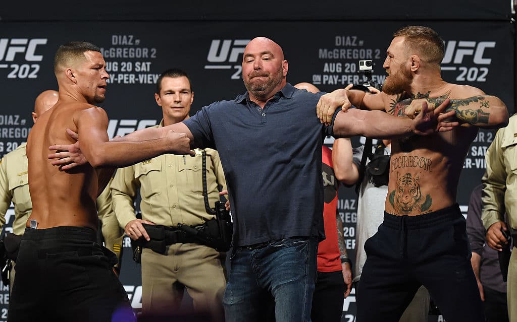 La previa de esa pelea de UFC estuvo marcada por insultos y en ese encuentro en cuestión se lanzaron varios objetos, después de que se enfrentaron a golpes.