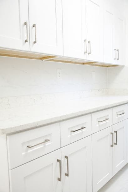 No obstante, limpiar la grasa es bastante fácil, no tienes que agotarte y lo que necesitas ya lo tienes en casa. Aquí te decimos cómo quitarla y tener una cocina impecable.