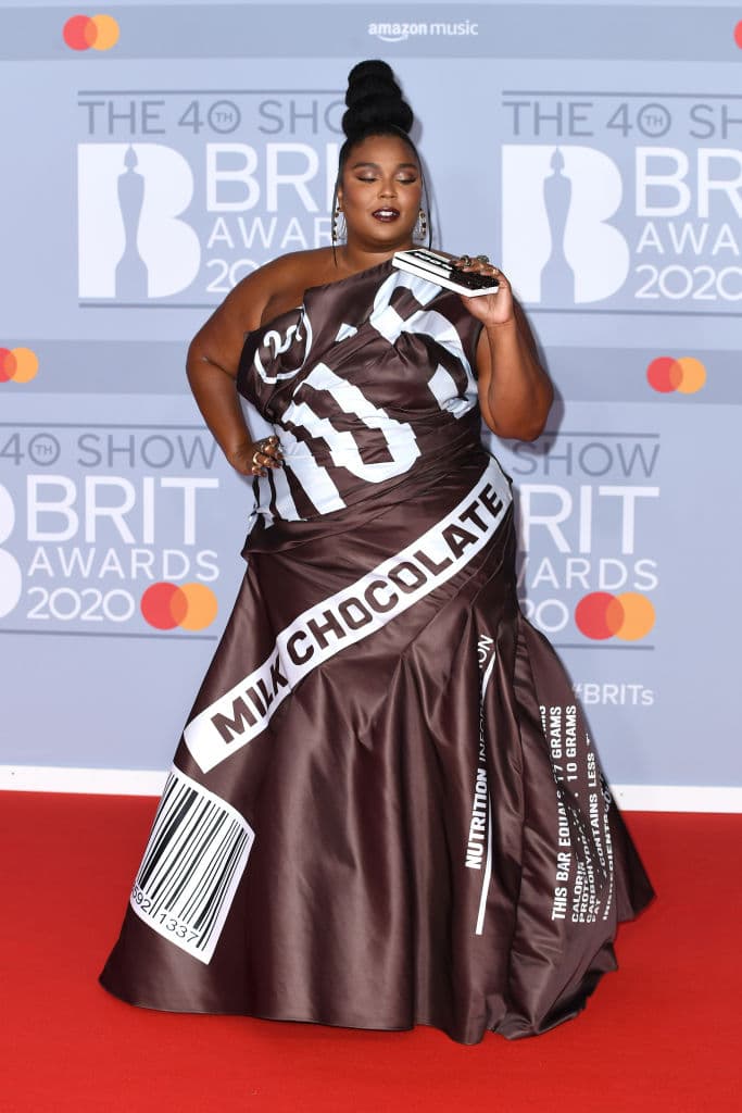 Una de las famosas que se robó las miradas fue la cantante estadounidense 
<b>Lizzo</b>, quien eligió un vestido strapless que hacía alusión a la envoltura de 
<b>los chocolates 'Hersheys'</b>.