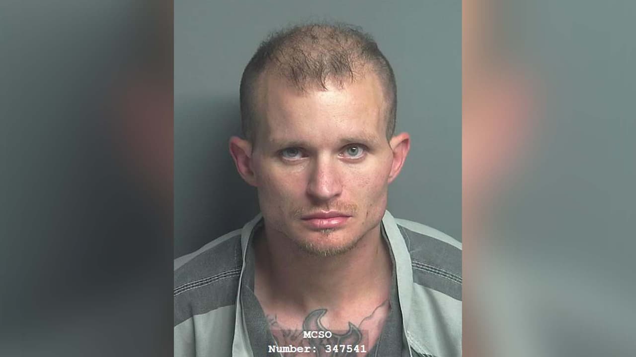 Miles Wayne Hensley – Enfrenta cargos por evadir arresto con un vehículo.