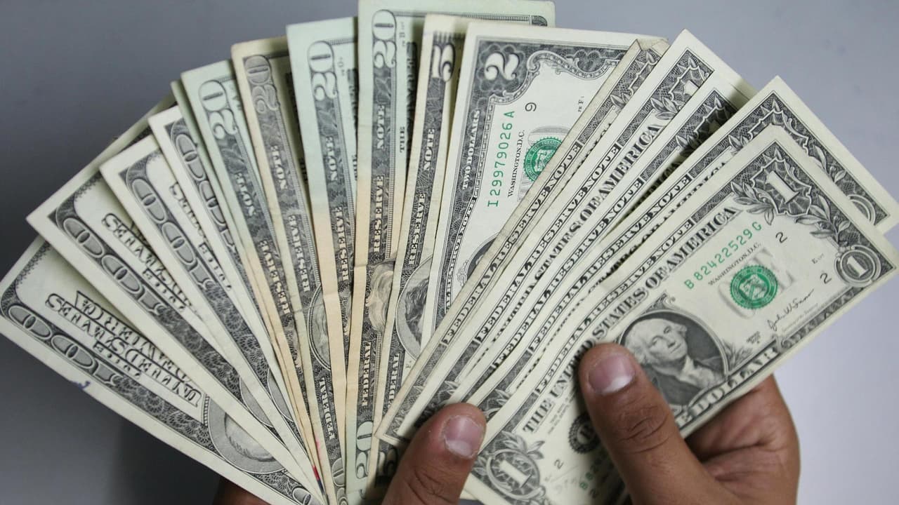 Consejos sobre cómo saldar deudas de compras navideñas y ahorrar para 2023