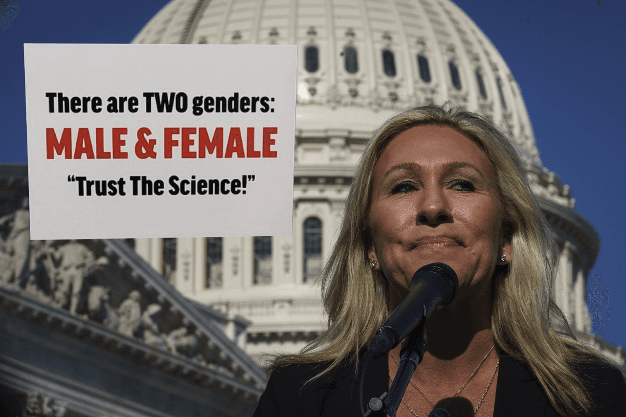 Marjorie Taylor Greene cuelga un letrero anti-transgénero frente a la oficina de una legisladora que tiene una hija trans