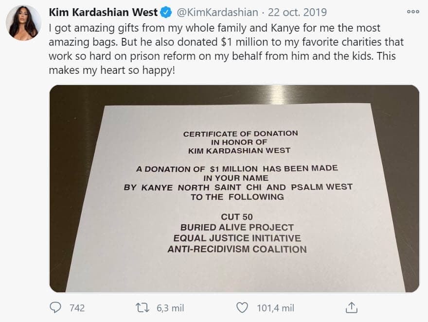 La empresaria compartió la fotografía del certificado en su cuenta de Twitter.
<br>