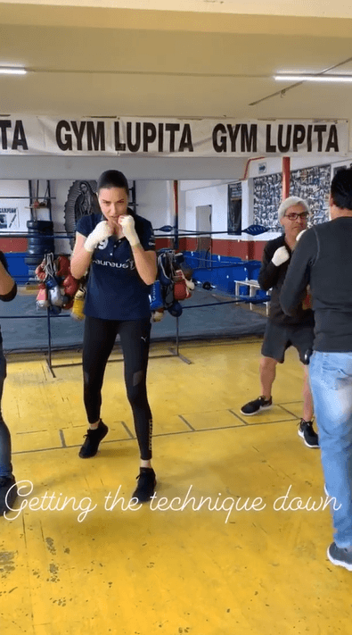 Adriana Lima se encuentra en México participando en una campaña deportiva altruista organizada por la asociación Champions Of Peace, en donde tuvo la oportunidad de practicar box con niños.