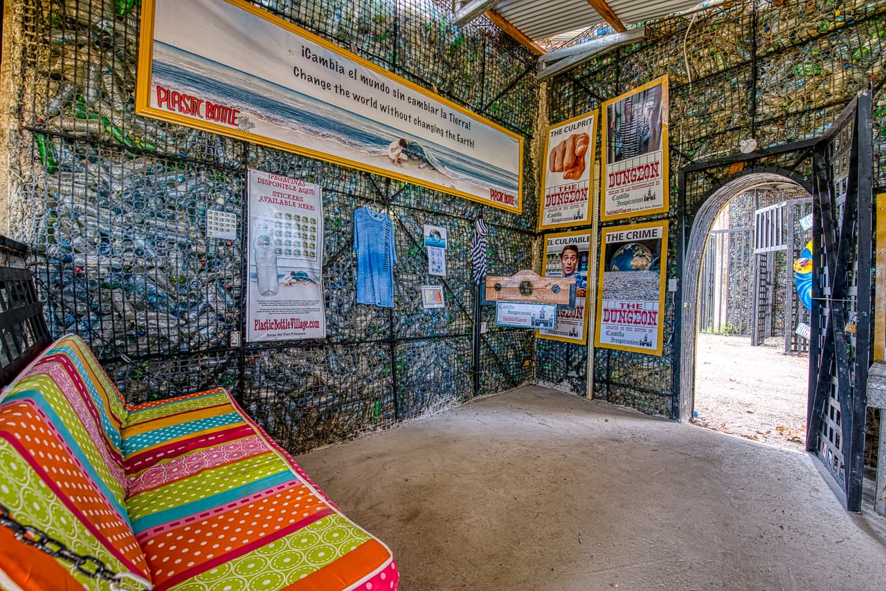 El empresario tuvo la idea de fabricar un hotel de botellas que emula una prisión. Quiere que los turistas con buen humor jueguen a arrepentirse de los daños ecológicos que le han hecho al planeta en los últimos 40 años. En la fotografía una de las habitaciones celdas del hotel cárcel, que estará listo en julio de este año.