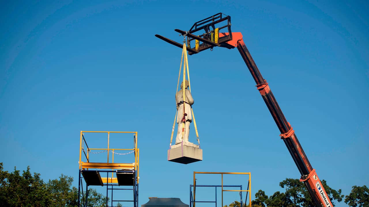 La estatua del soldado confederado Dick Dowling fue retirada el miércoles del parque Hermann en
<a href="https://www.univision.com/temas/houston">Houston</a>.