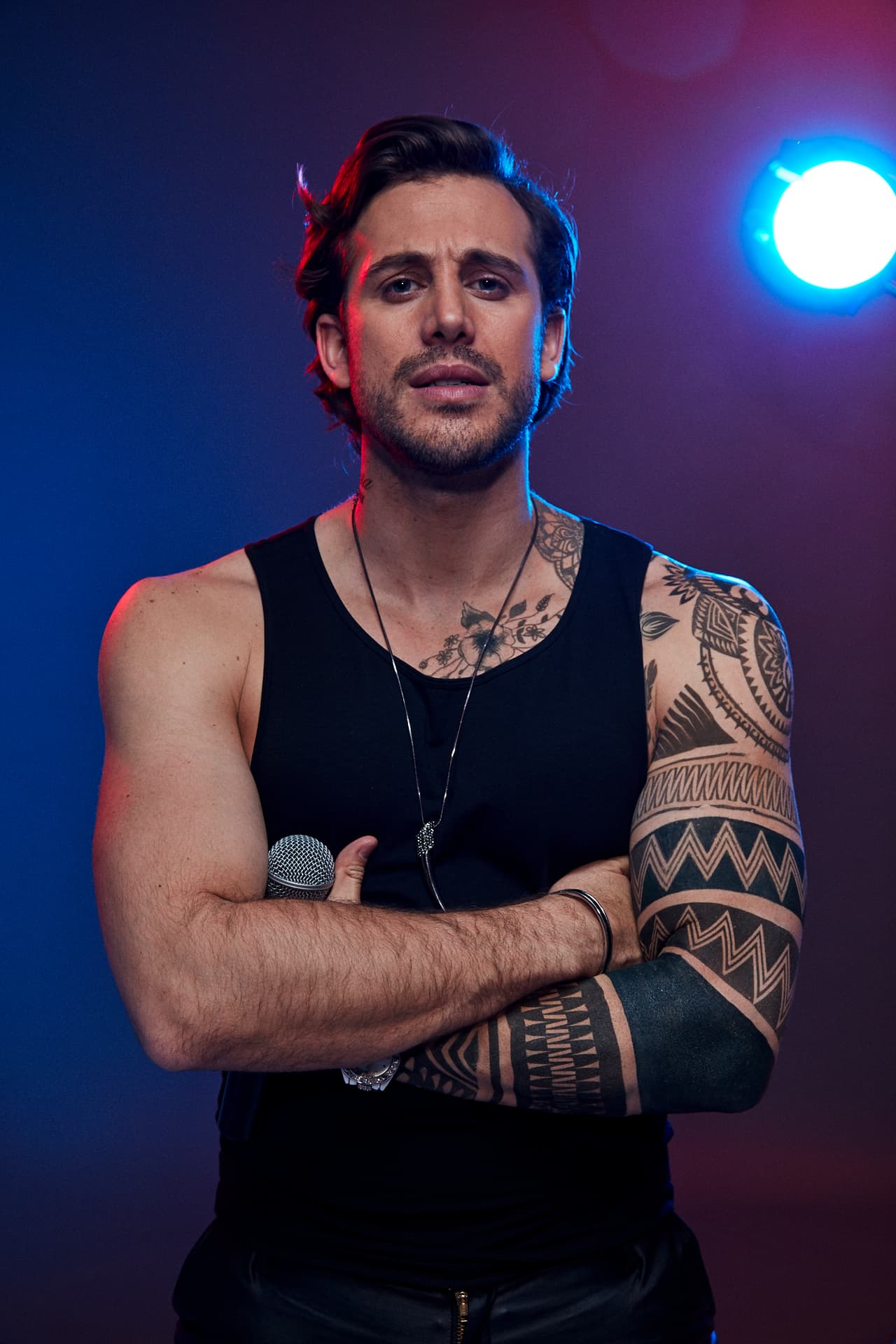 Con una tierna mirada pero con el corazón de piedra, se convertirá en un hombre rico y famoso, mientras que ella planeará la forma de hacerle pagar por sus mentiras.